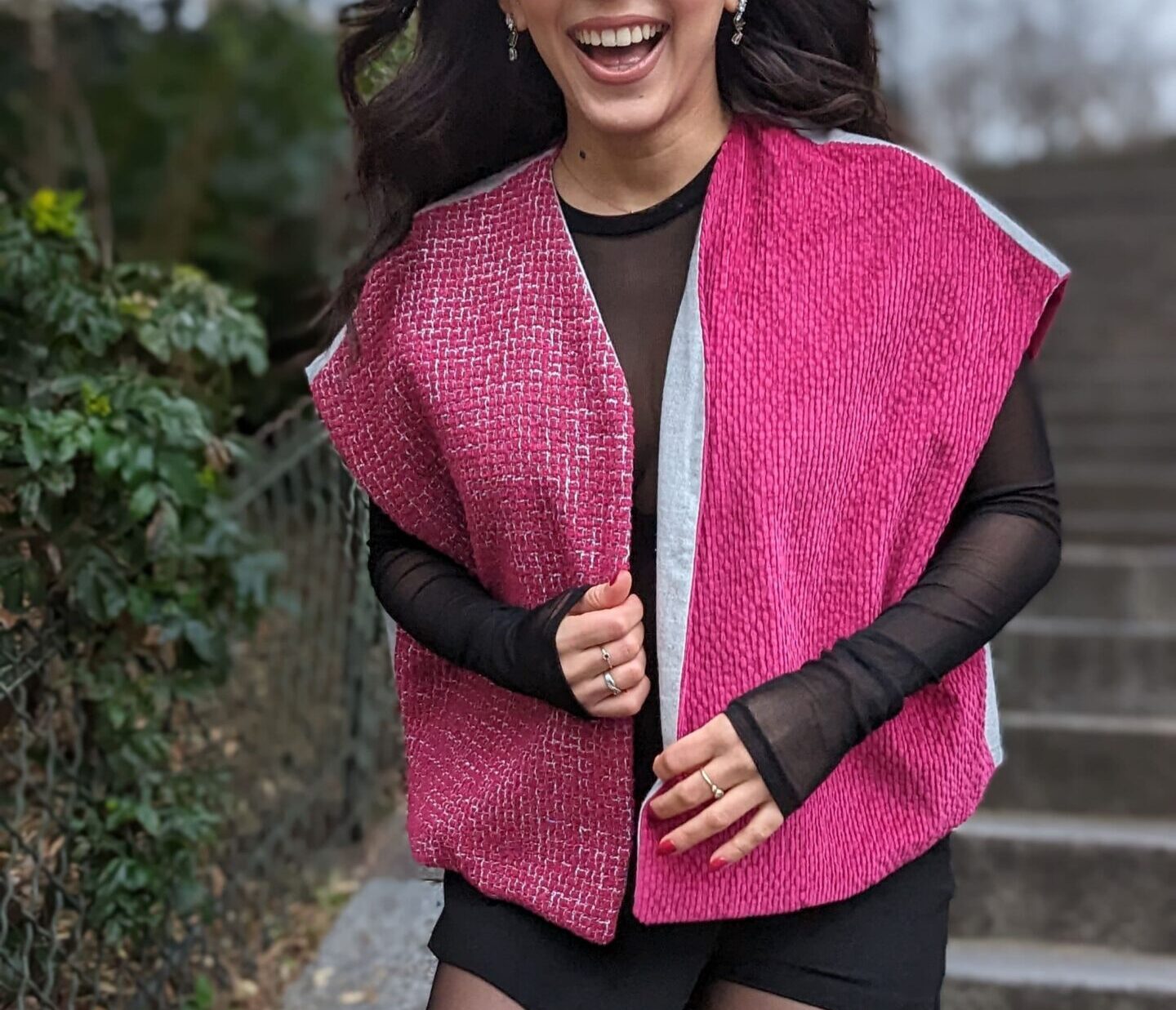 Cliente satisfaite portant une veste personnalisée par ADL couture