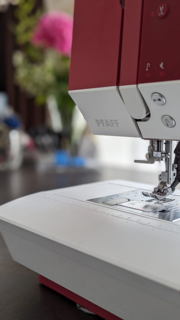 Machine à coudre PFAFF utilisée par la couturière