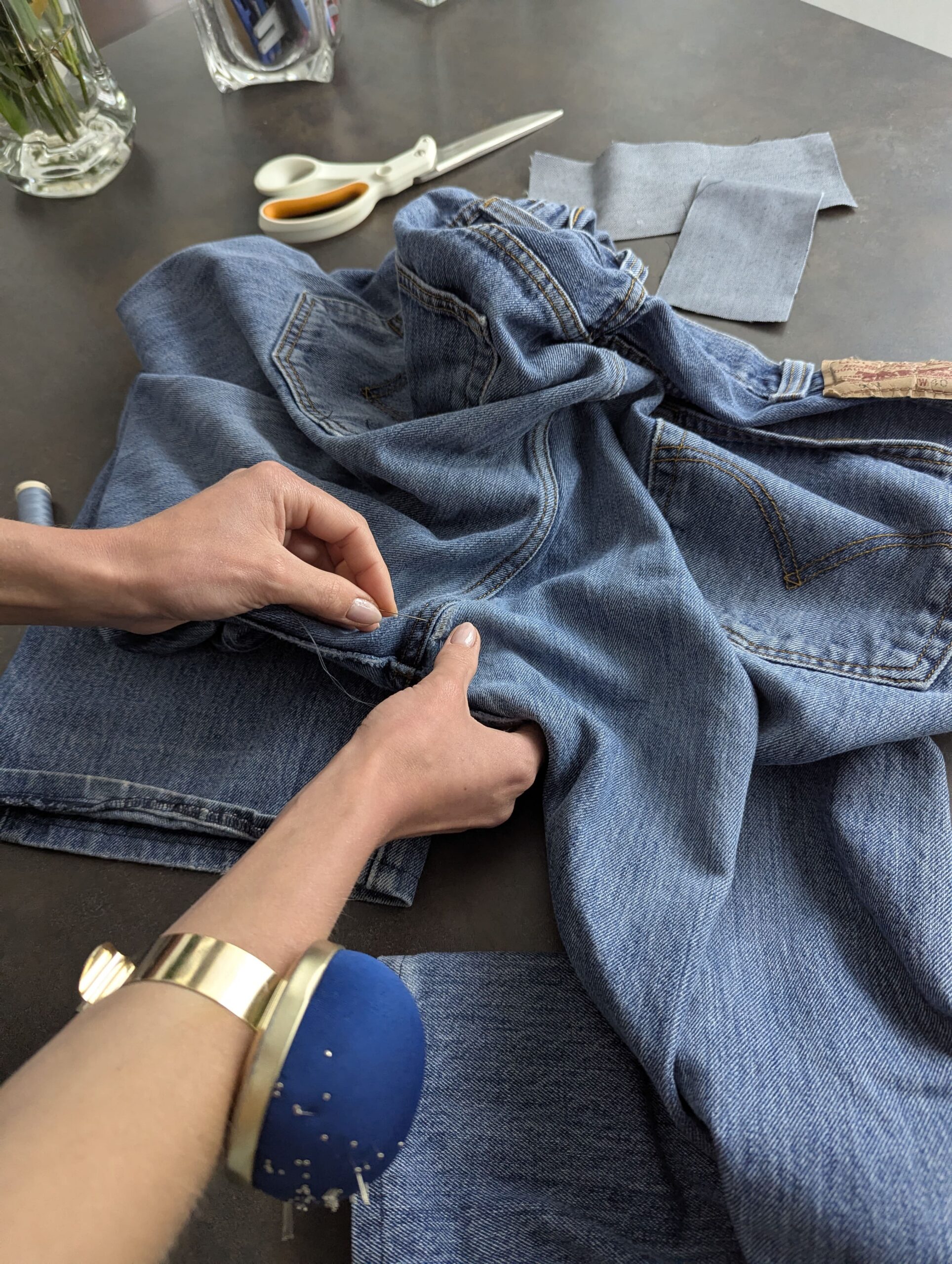 Entretenir ses vêtements, réparation d’un jean troué
