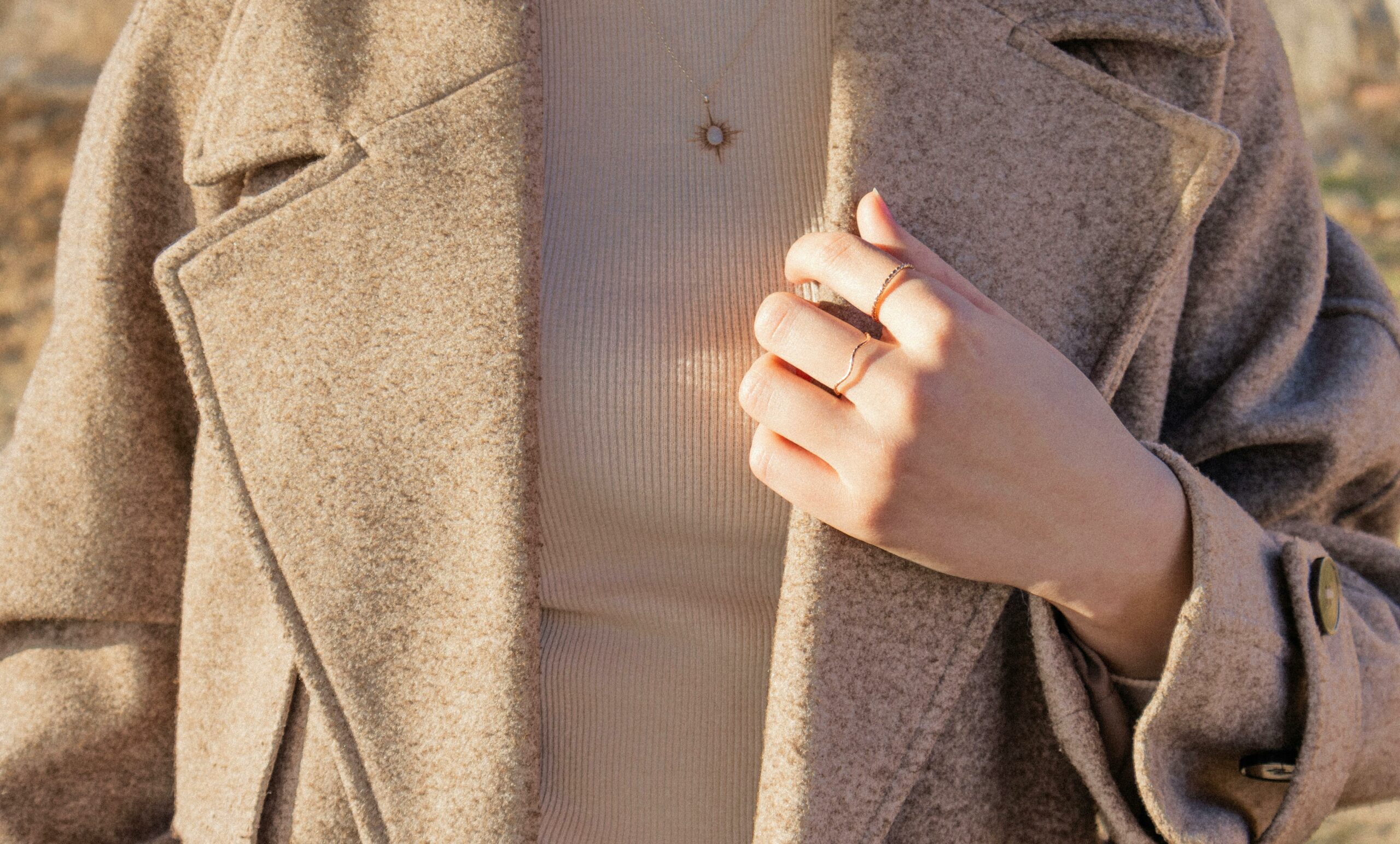 Lire la suite à propos de l’article Comment nettoyer un manteau en laine sans l’abimer : les bons gestes à connaitre