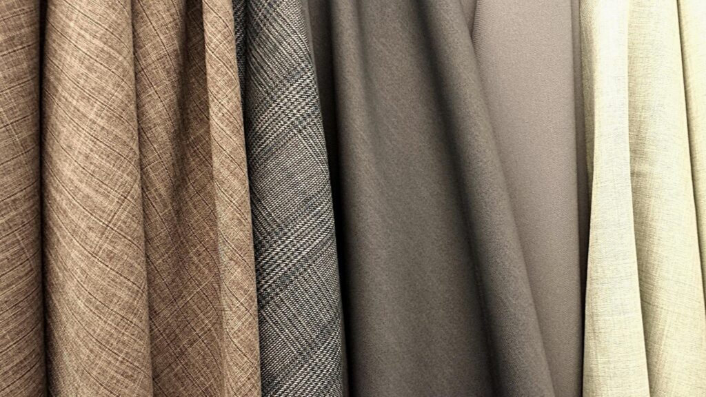 Différents tissus en laine pour manteau, montrant les matières à considérer pour savoir comment nettoyer un manteau en laine sans l’abîmer.