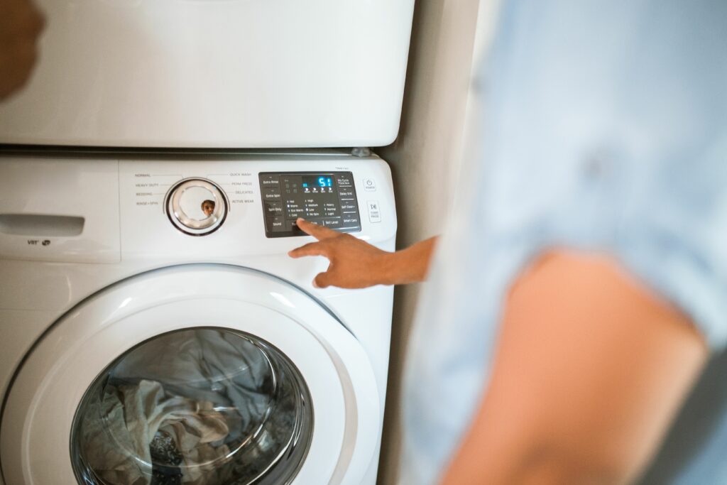 Machine à laver utilisée pour choisir le bon cycle de lavage des vêtements