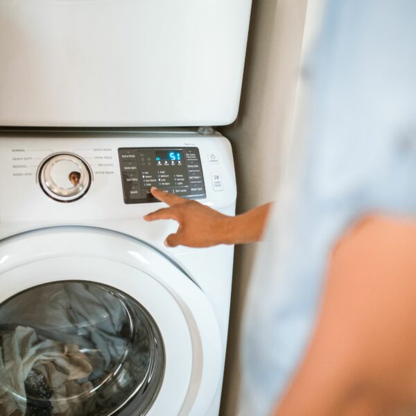 Machine à laver utilisée pour choisir le bon cycle de lavage des vêtements